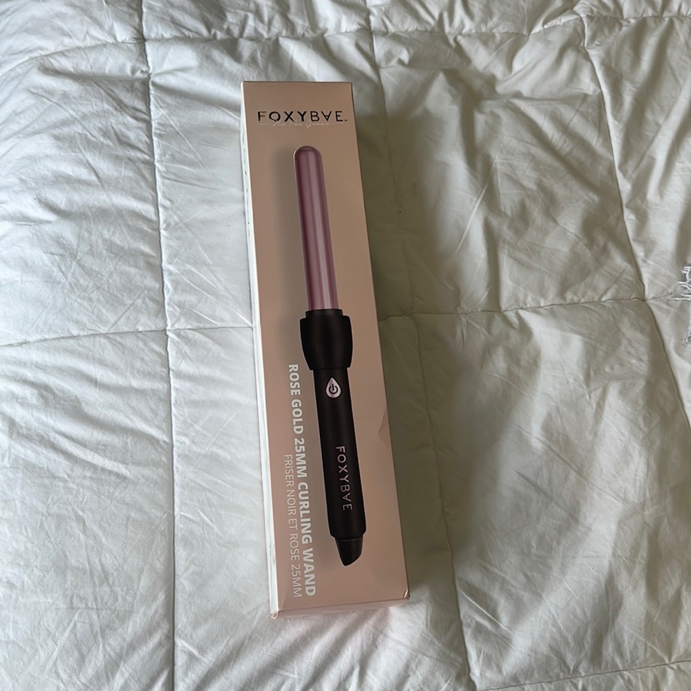Rose gold FOXYBAE 25mm curling iron! Great price valued at over 100$!